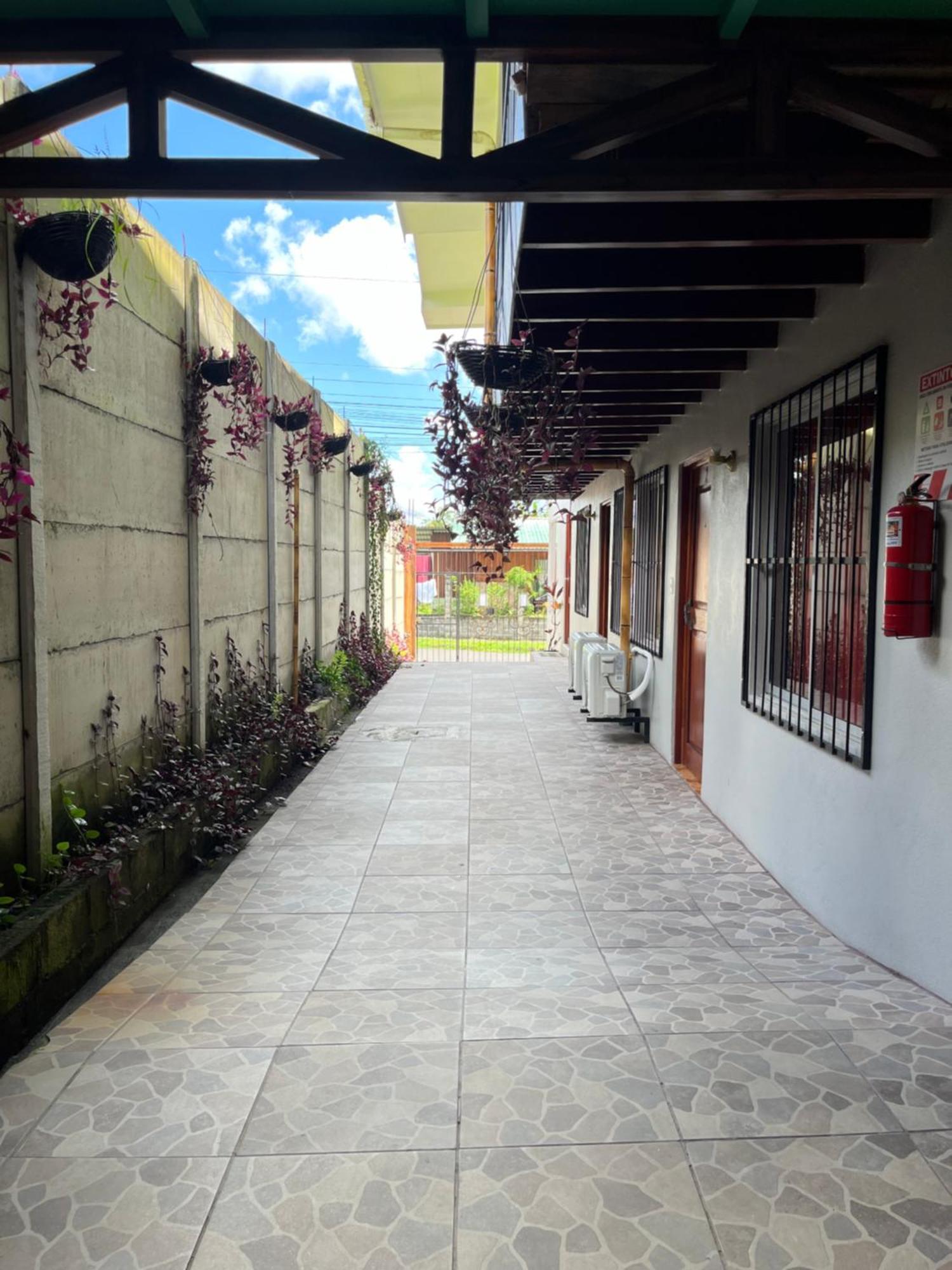 La Fortuna Arenal Sloth Hostel מראה חיצוני תמונה
